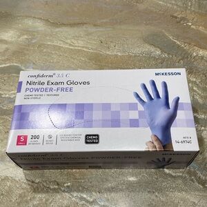 McKesson Confiderm 3.5C Powder Free Nitrile Exam Gloves SMALL / 200 Total